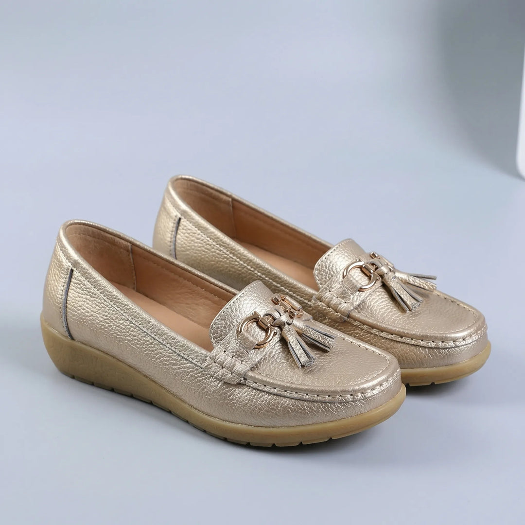 Moderna damskor i loafers-modell med stilrena metalldetaljer