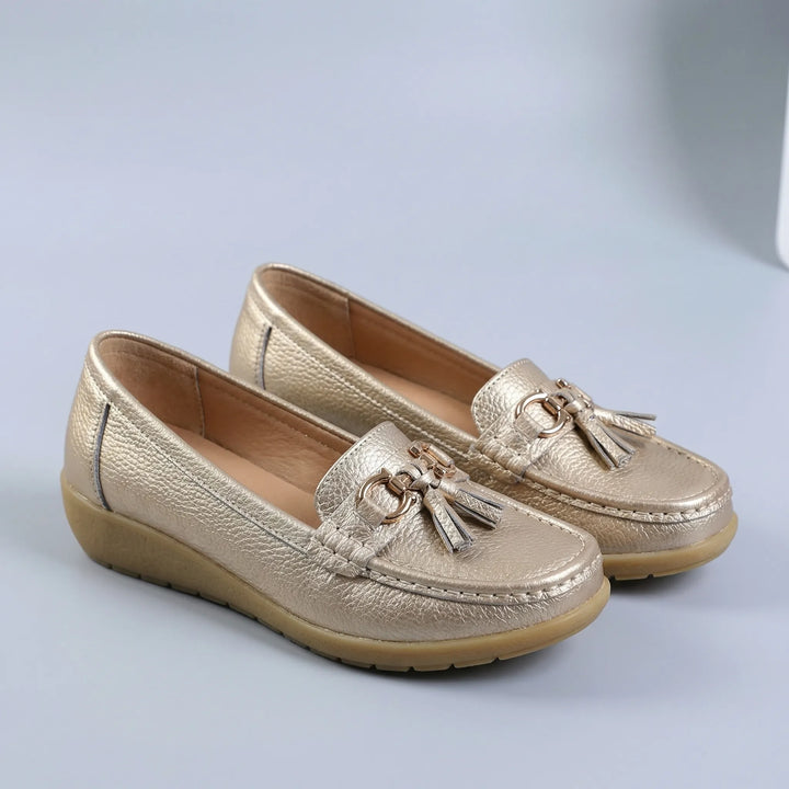Moderna damskor i loafers-modell med stilrena metalldetaljer