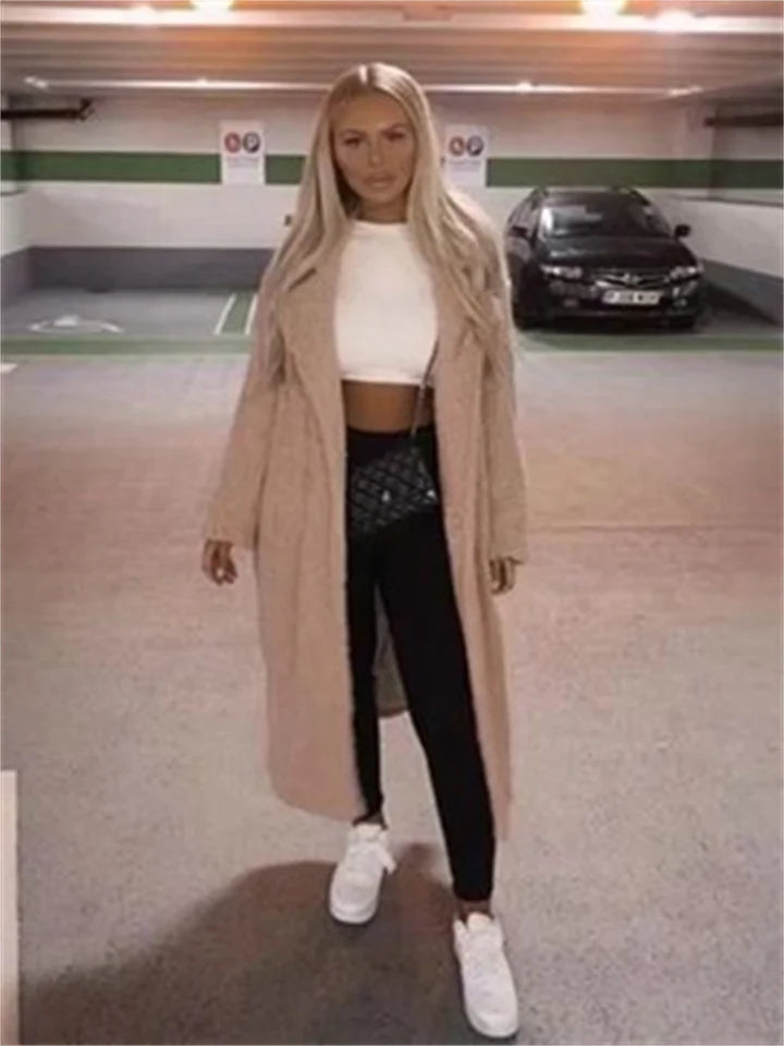 Beige lång teddyjacka för dam visas bakifrån som varm vinterjacka