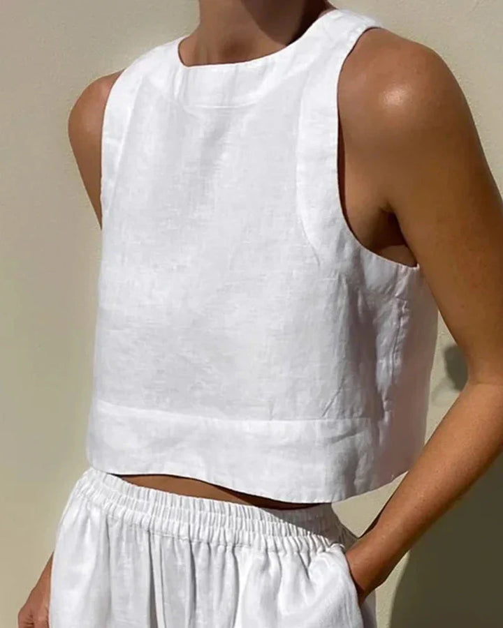 Närbild på vit ärmlös topp med modern skärning och ren design