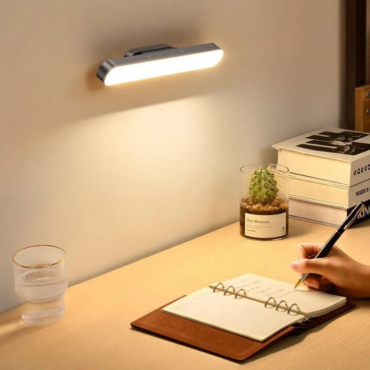 Flyttbar LED-lampa med magnetfäste och USB-C laddning på skrivbord