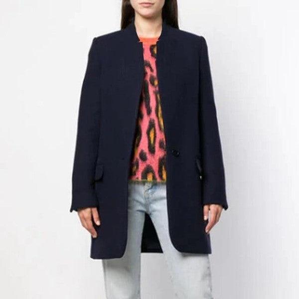 Modell som bjuder på inspiration med en modern höstjacka och ytterkläder