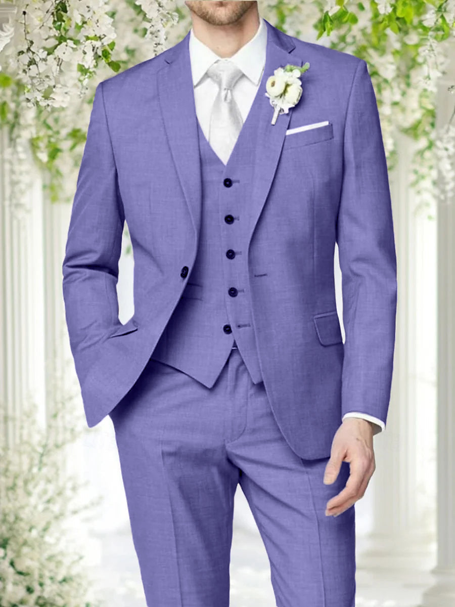 Man i elegant lila skräddarsydd enknäppt kostym med vit skjorta och blomsterdetalj