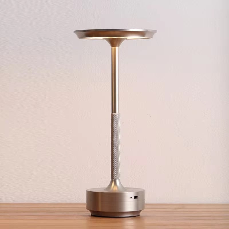 Portabel och sladdlös bordslampa som sprider ett elegant sken