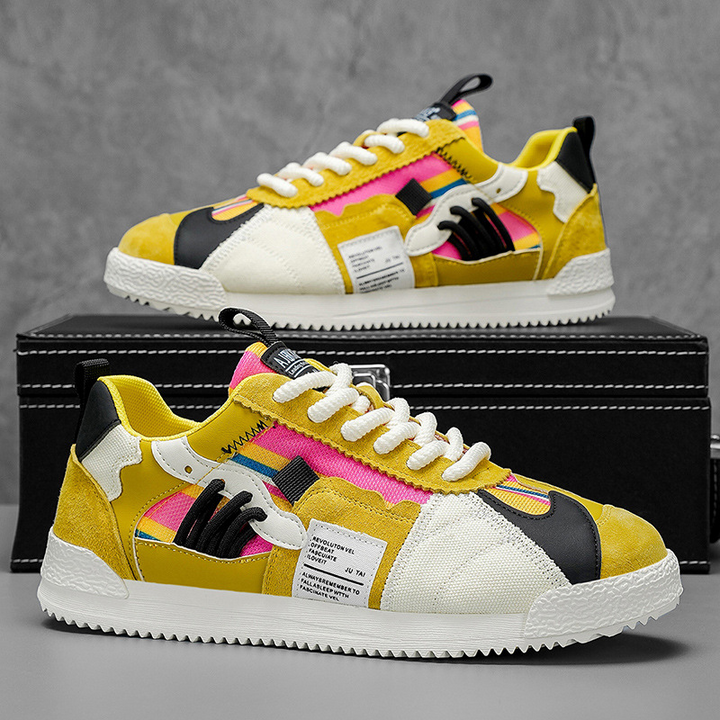 Trendiga retrosneakers i unika färgkombinationer