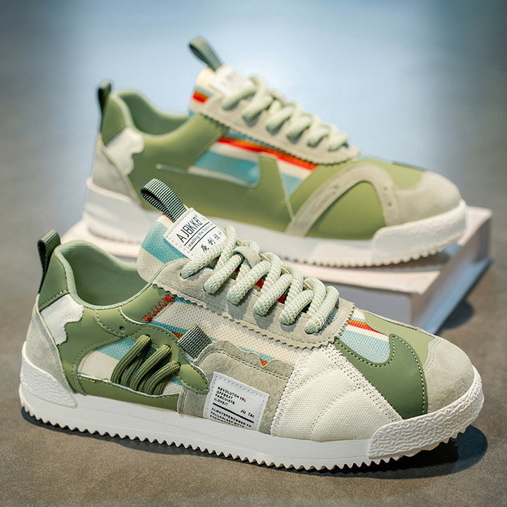 Närbild på snörning och mönster på färgglada sneakers
