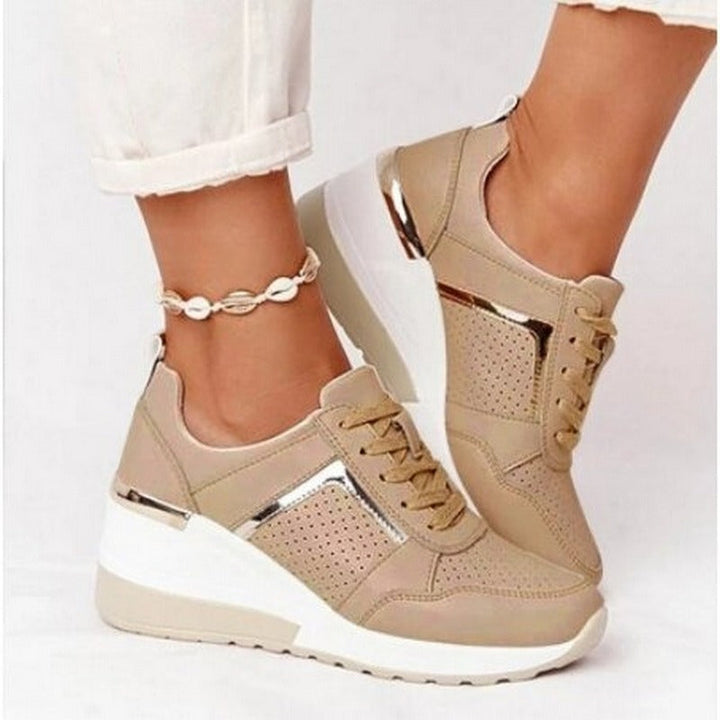 Snygga beige sneakers för kvinnor visade i profil