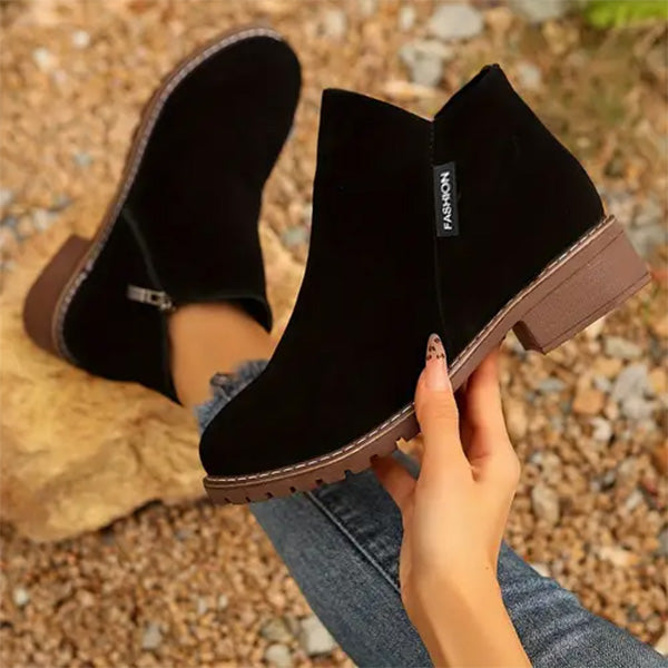 Snygga dam ankelboots i klassisk svart modell för vardag och fest