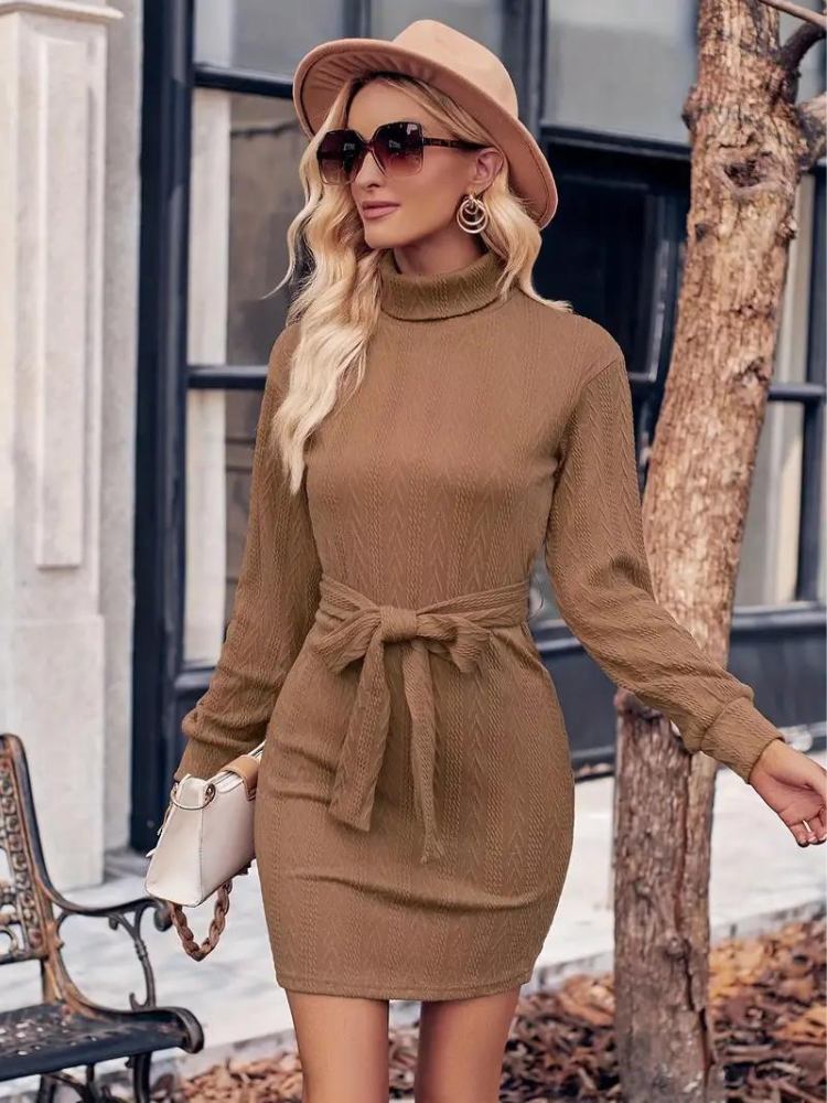 Baksida av elegant svart stickad klänning för damer
