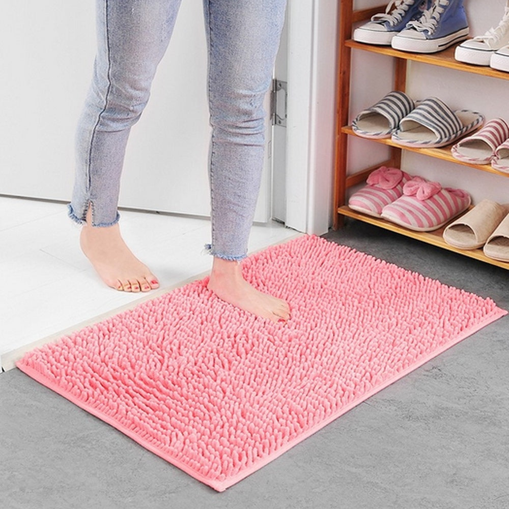 Närbild på textur i mjuk badrumsmatta av chenille med halkfri baksida