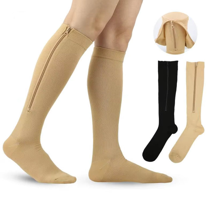 Beige stödstrumpor med dragkedja på ben samt upphängd modell