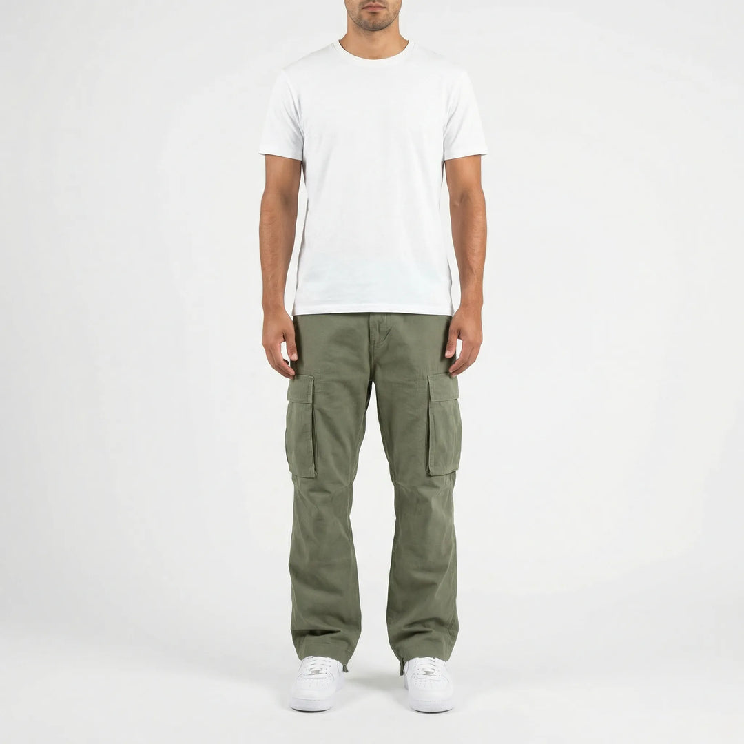 Helkroppsbild framifrån av man i gröna cargobyxor och vit t-shirt