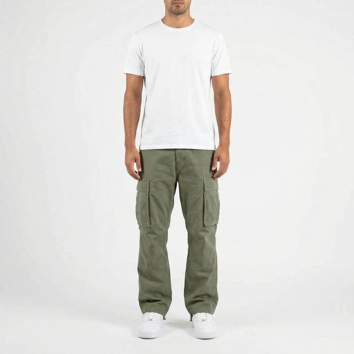 Helkroppsbild framifrån av man i gröna cargobyxor och vit t-shirt