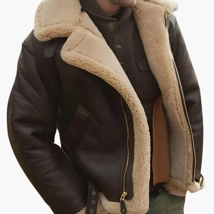 Modell som bär den bruna aviatorjackan i klassisk flygarstil