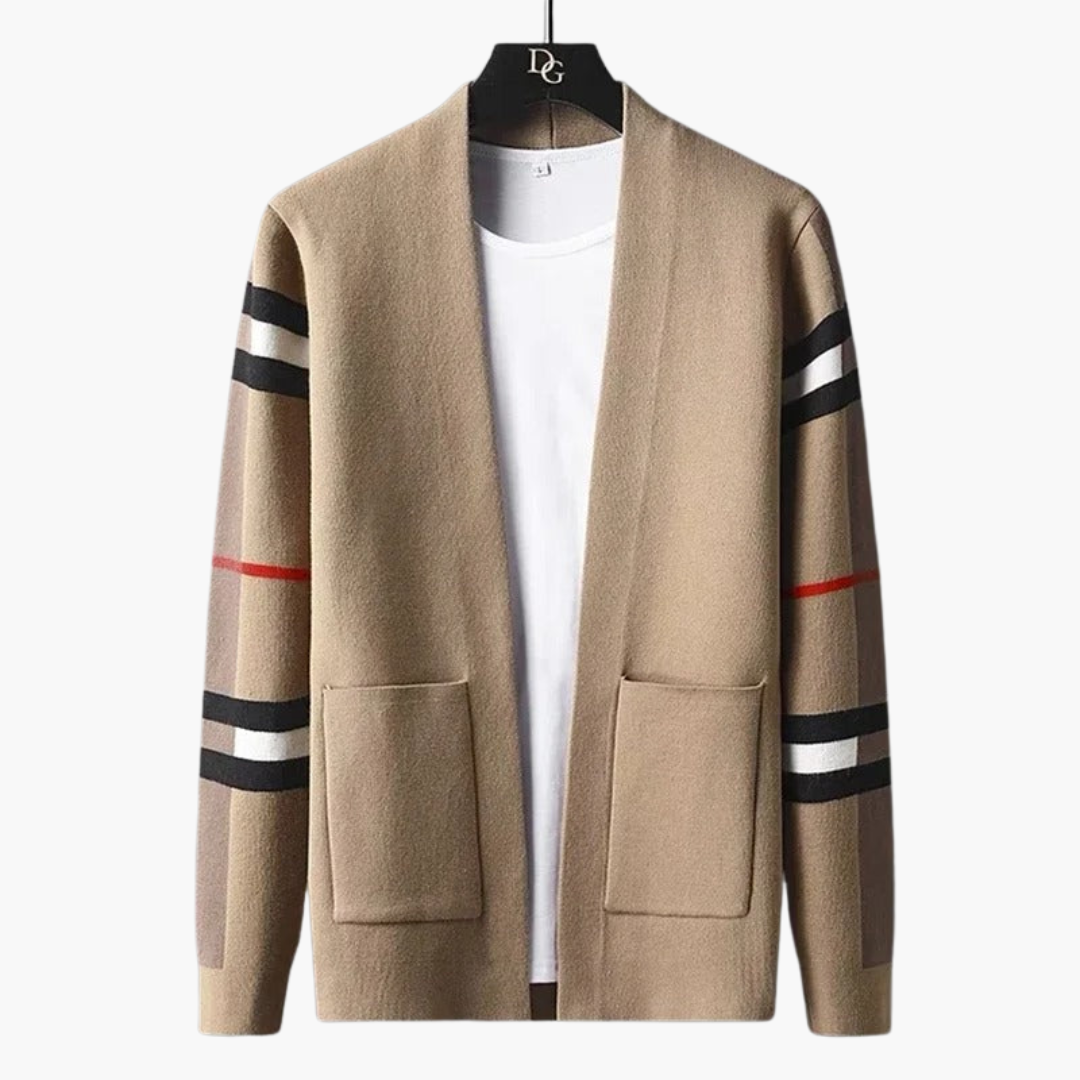 Beige herrcardigan med randiga ärmar hängande över vit t-shirt