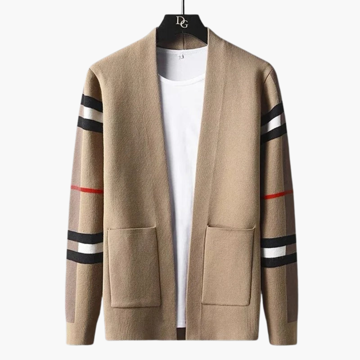 Beige herrcardigan med randiga ärmar hängande över vit t-shirt