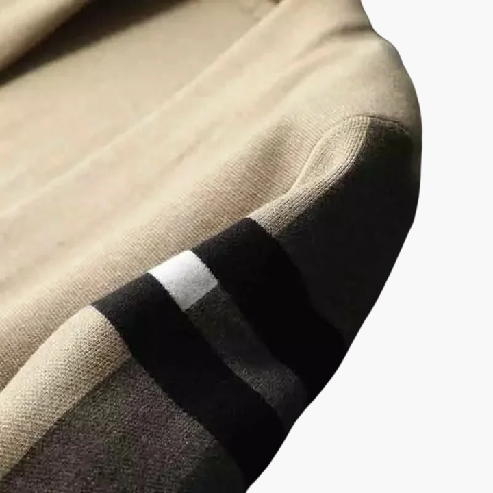 Stilren beige herrcardigan med detaljerade fickor och randiga ärmar