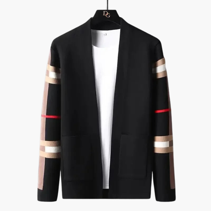 Närbild på stickat tyg och knappar på elegant herrcardigan i beige