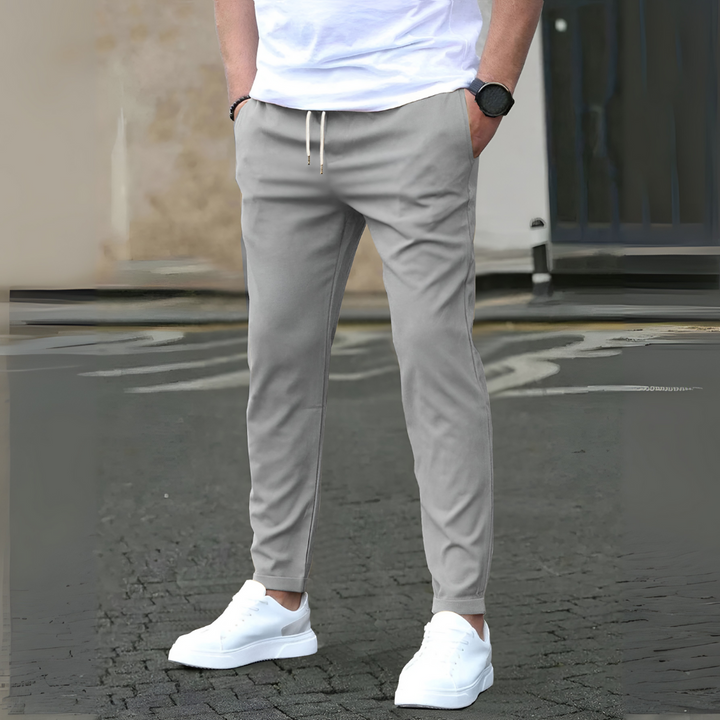 Detaljbild på svarta slim fit byxor för herrar med dragsko och fickor