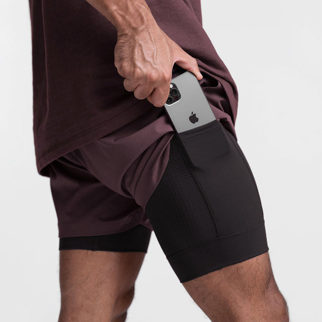 Grå sportshorts för herrar med löpningsdesign och praktisk sidoficka