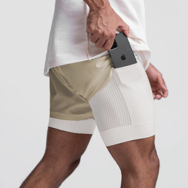 Svart modell av sportshorts med innerfoder anpassade för gym och löpning