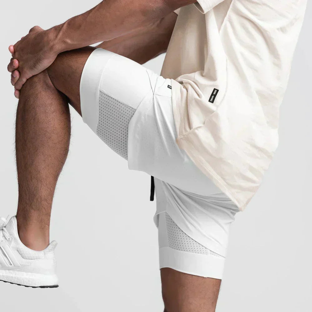 Man i vita sportshorts med innerfoder som stretchar benet