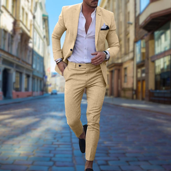 Man i en elegant kakifärgad slim fit kostym på en gata