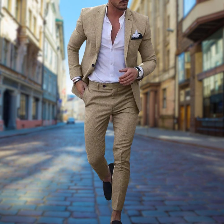 Detaljbild på kavajslag och tyg för herrkostym i slim fit