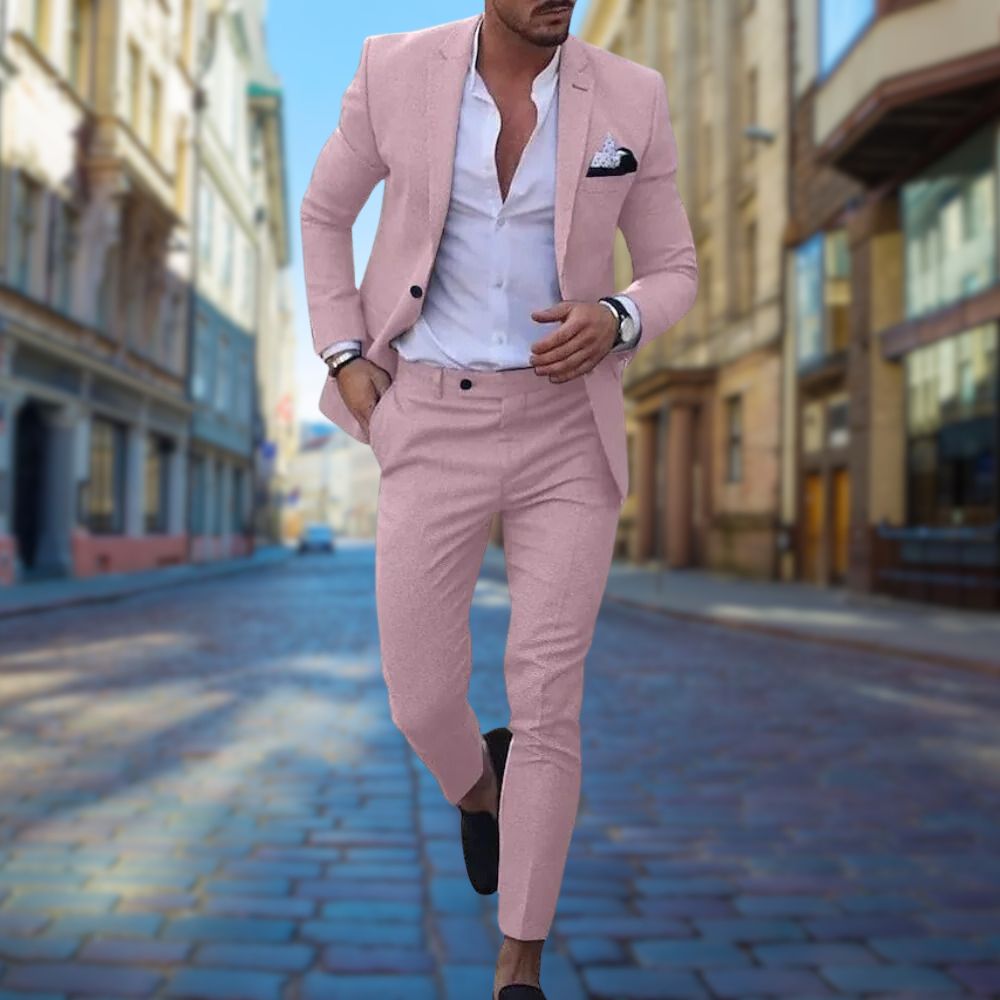 Man som bär en trendig mörkrosa slim fit kostym