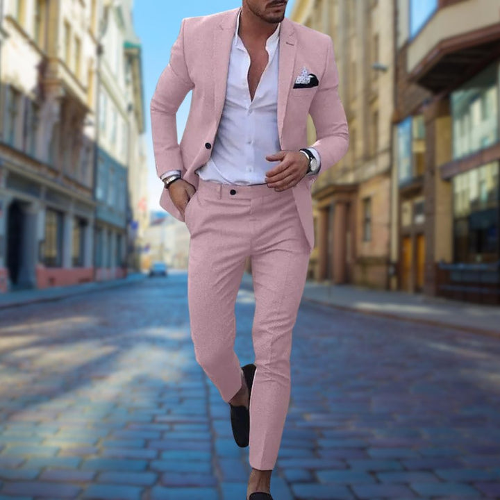 Man som bär en trendig mörkrosa slim fit kostym