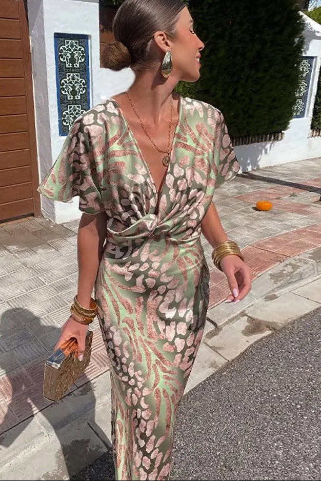 Elegant midiklänning och festklänning i modell Larissa med v-ringning för dam