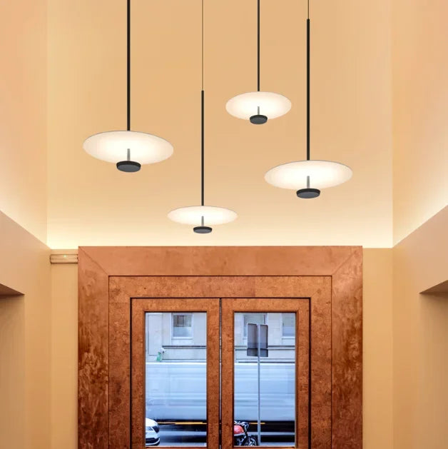 Flera ArcLumi taklampor monterade tillsammans i en elegant hall