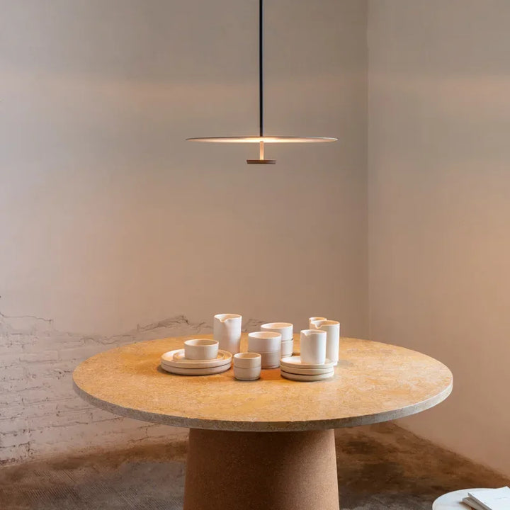 ArcLumi hänglampa i minimalistisk design hängande över ett runt matbord