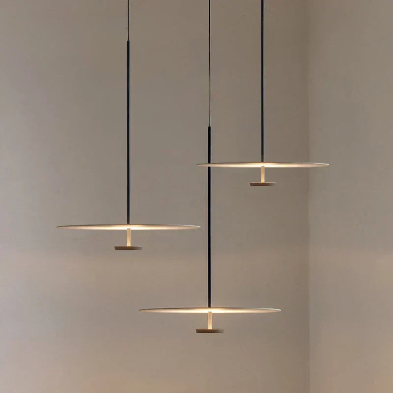 Modern båglampa som hängande taklampa över ett stilrent vardagsrumsbord