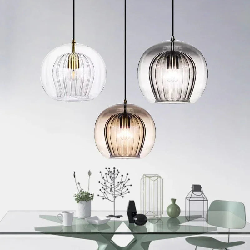 Elegant glaspendellampa med integrerad LED för stilfull belysning