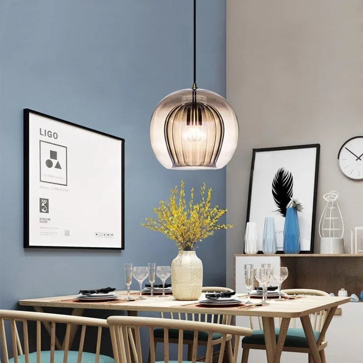 LuxeSphere modern glaspendellampa tänd i ett stilrent vardagsrum, taklampa
