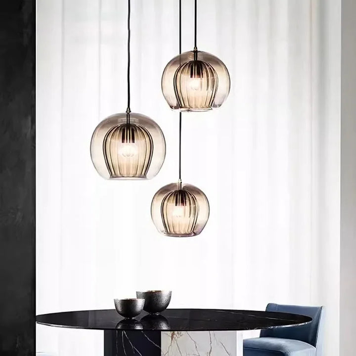 Kognacfärgade LuxeSphere hänglampor i modern hemmiljö