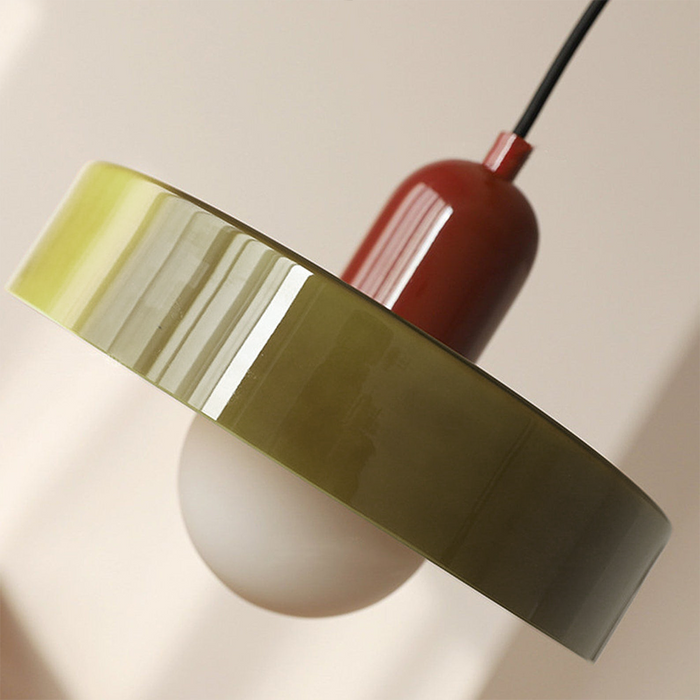Färgglad glastakpendel i Bauhaus stil hängande över matbord