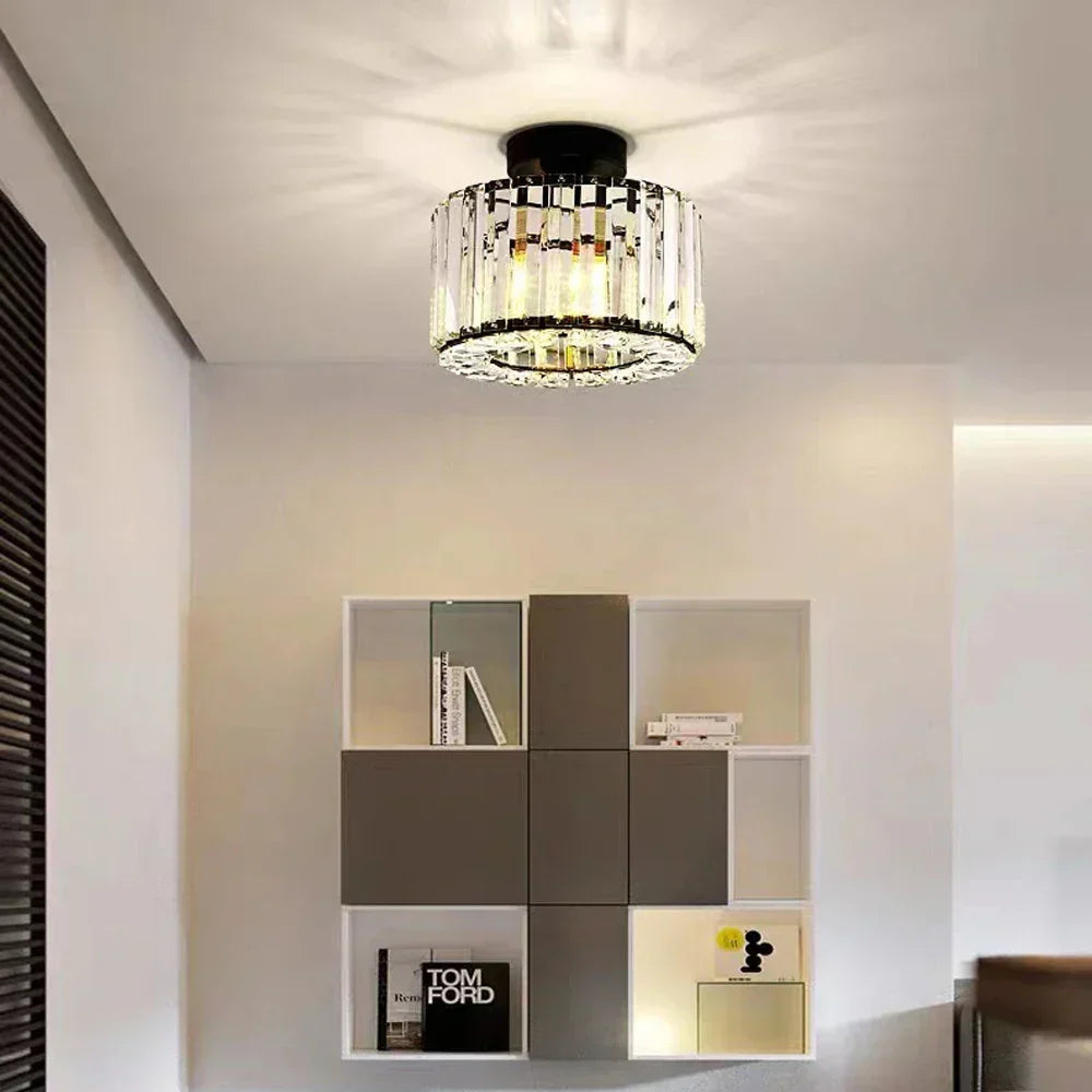 Modern kristalltaklampa med E27-sockel som sprider elegant ljus i rummet
