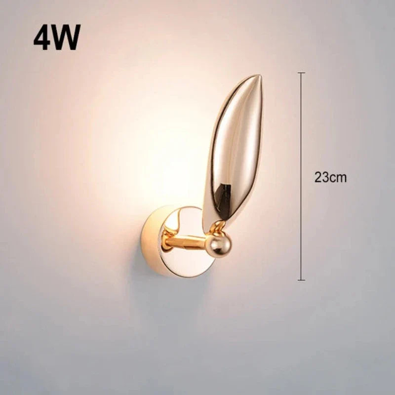 Närbild på den guldfärgade LED-lampan med exklusiva designdetaljer
