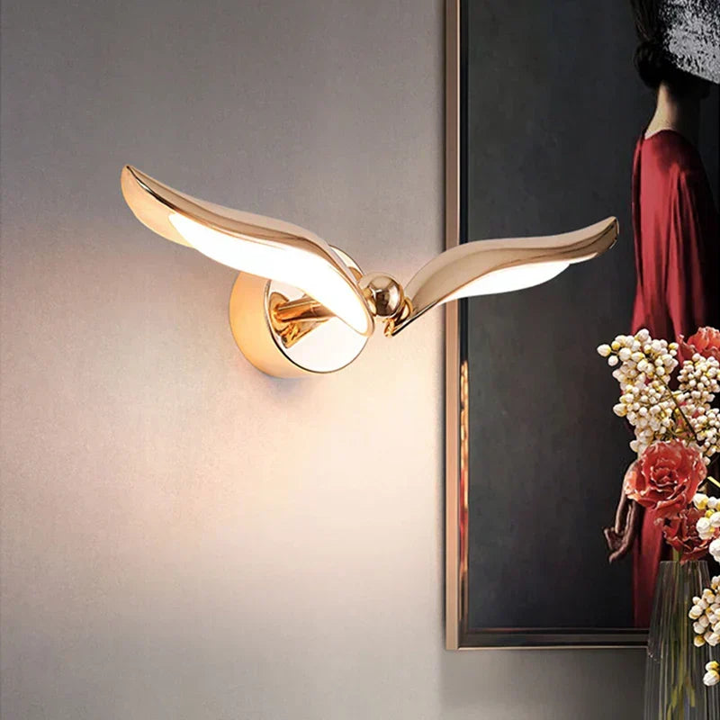 Modern LED vägglampa i måsform monterad i elegant vardagsrum