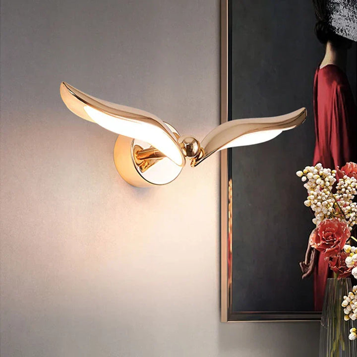 Modern LED vägglampa i måsform monterad i elegant vardagsrum
