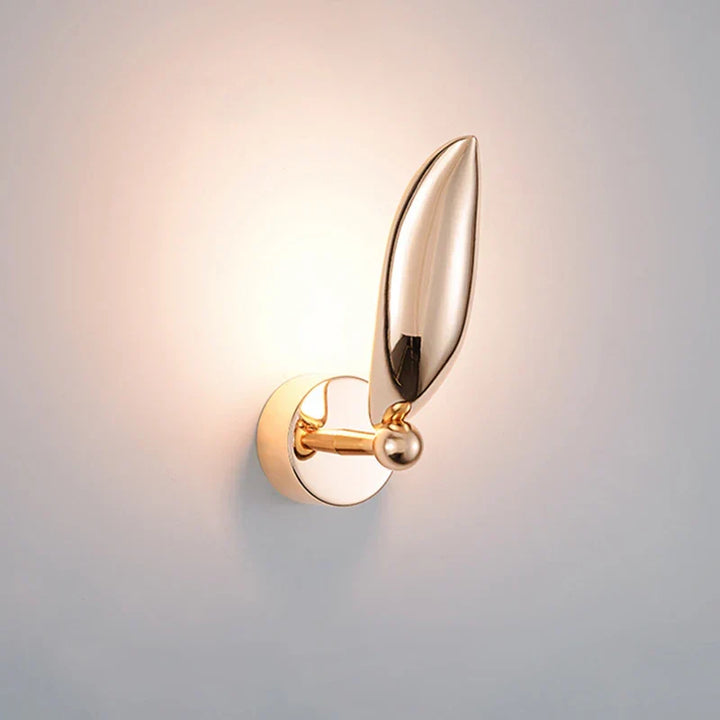 Modern vägglampa i måsdesign som passar perfekt som stilfull inredning