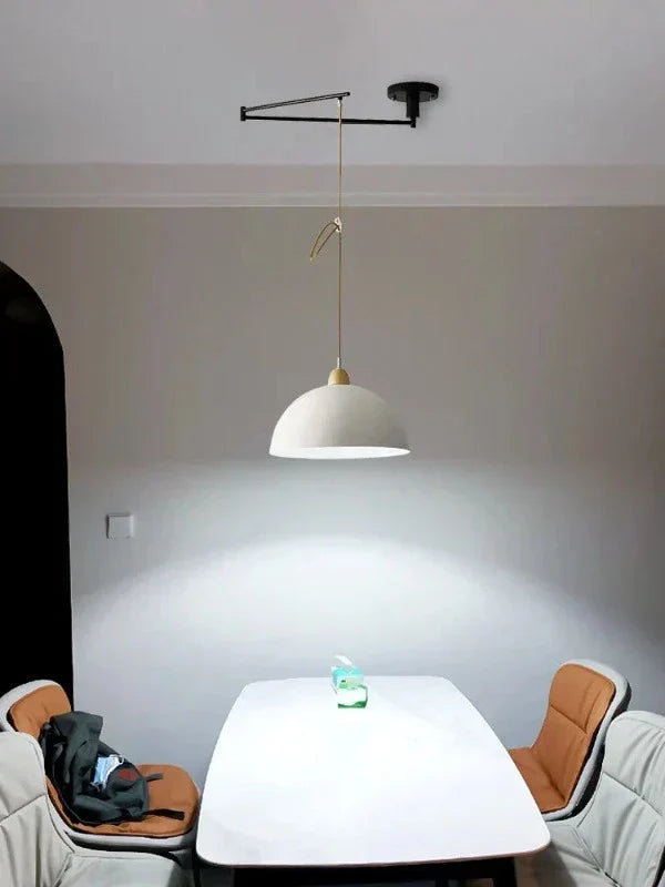 Designbelysning och LED-lampa monterad i taket i vardagsrum