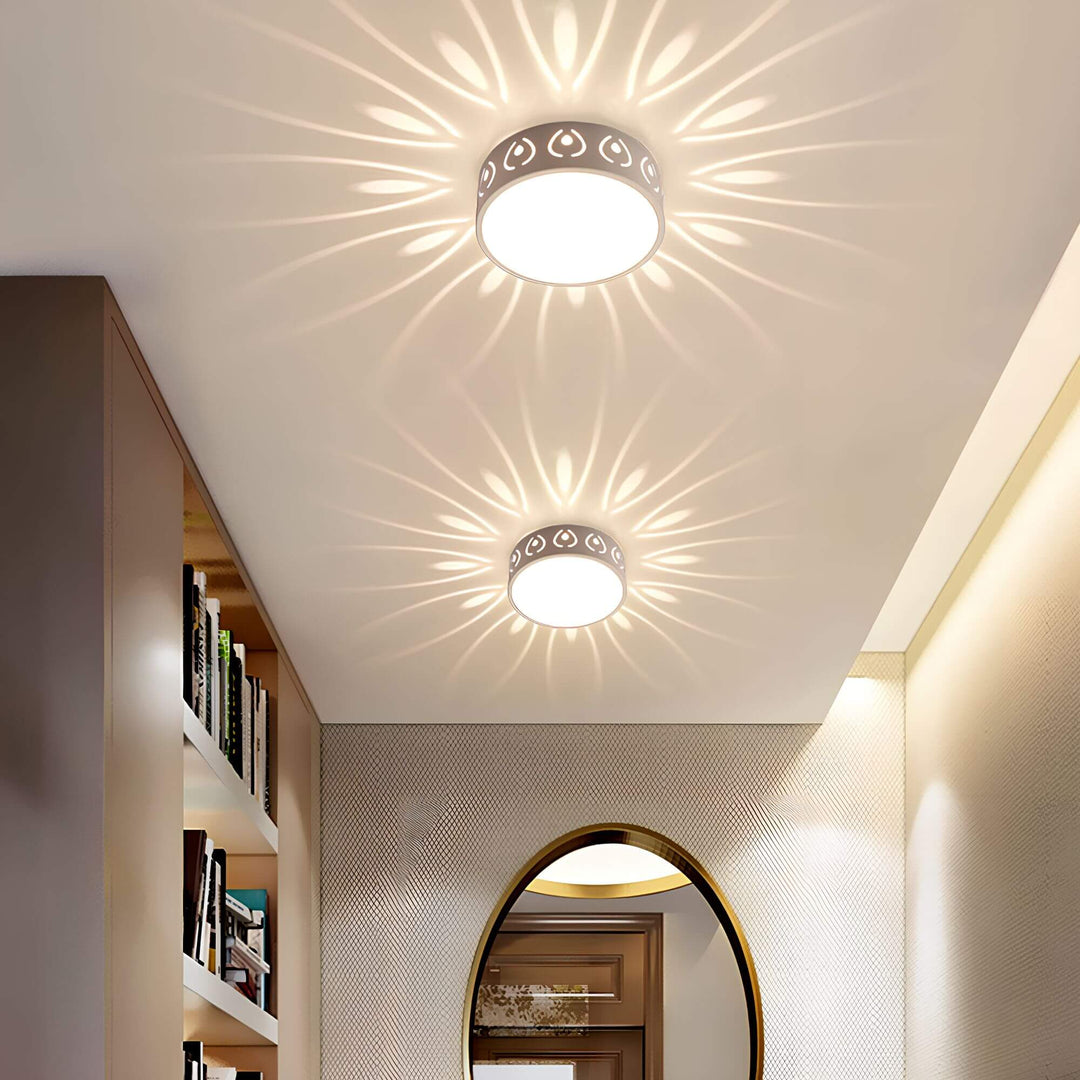 Närbild på Aurora LED taklampa i ett modernt hem nära bokhylla