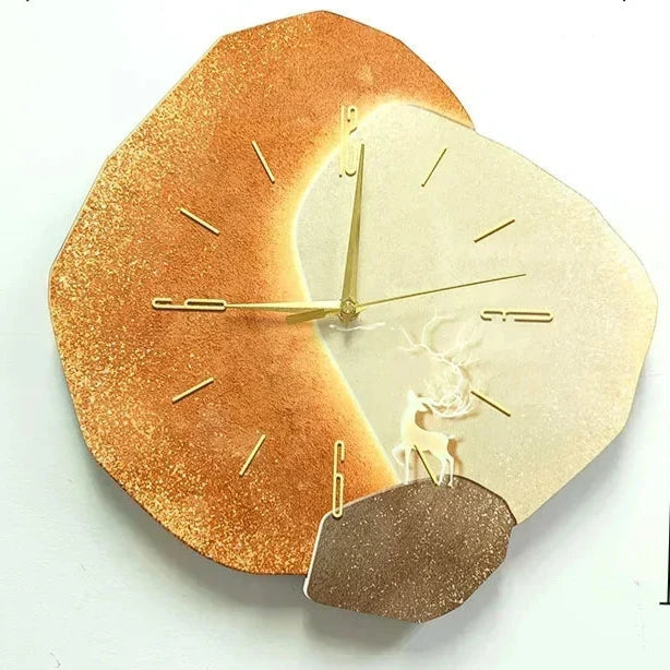 Orange dekorativ väggklocka med månmotiv och tyst urverk