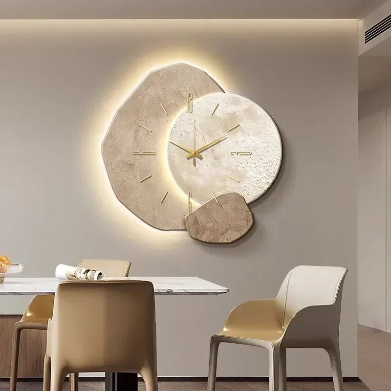 Modern väggklocka med dekorativ design och tyst urverk för snygg heminredning