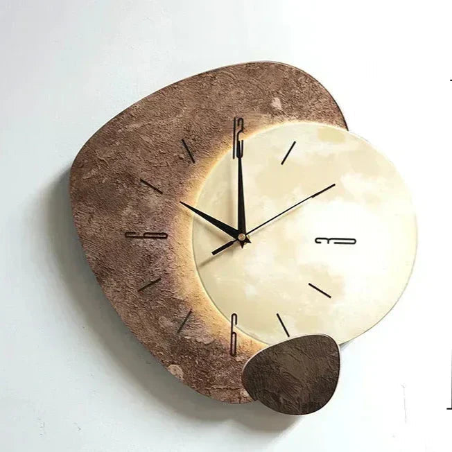 Brun och beige väggklocka med organisk design och integrerad belysning