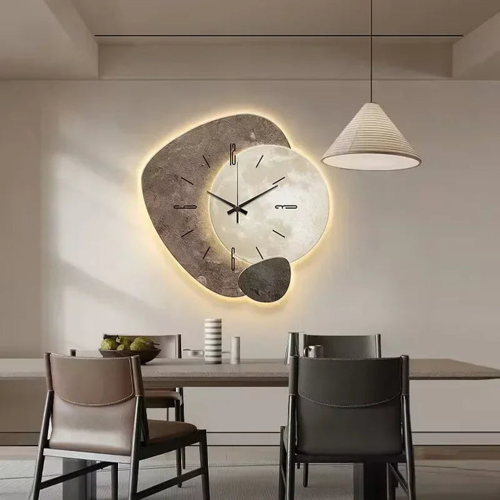 Unik designklocka som fungerar både som praktisk tavelur och väggprydnad