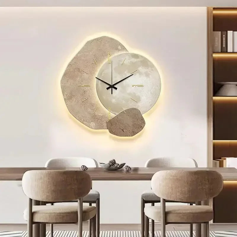 Detaljbild på elegant väggklocka i modern och dekorativ inredningsstil